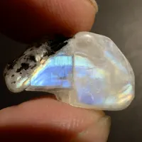Pierre de lune Blanc avec arc-en-ciel, Sri Lanka, 19 x 11 x 6 mm, 10.89 ct