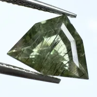 Peridot  Gr&uuml;n mit schwarzem Rutil, Dreieck Fantasy, Pakistan, 11 x 8 x 6 mm, 3,25 ct