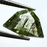 Peridot  Gr&uuml;n mit schwarzem Rutil, Dreieck Fantasy, Pakistan, 11 x 8 x 6 mm, 3,25 ct