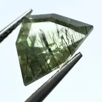 Peridot  Gr&uuml;n mit schwarzem Rutil, Dreieck Fantasy, Pakistan, 11 x 8 x 6 mm, 3,25 ct