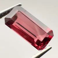 Pyropisches Granat achteckig, 9 x 4 mm, 1,91 ct, Mosambik