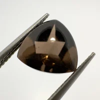 Quartz fum&eacute; Cabochon Buff triangle, Br&eacute;sil, 10 x 10 mm, ~ 3.33 ct