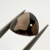 Quartz fum&eacute; Cabochon Buff triangle, Br&eacute;sil, 10 x 10 mm, ~ 3.33 ct