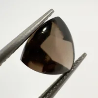 Quartz fum&eacute; Cabochon Buff triangle, Br&eacute;sil, 10 x 10 mm, ~ 3.33 ct