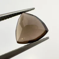 Quartz fum&eacute; Cabochon Buff triangle, Br&eacute;sil, 10 x 10 mm, ~ 3.33 ct