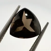 Quartz fum&eacute; Cabochon Buff triangle, Br&eacute;sil, 10 x 10 mm, ~ 3.33 ct