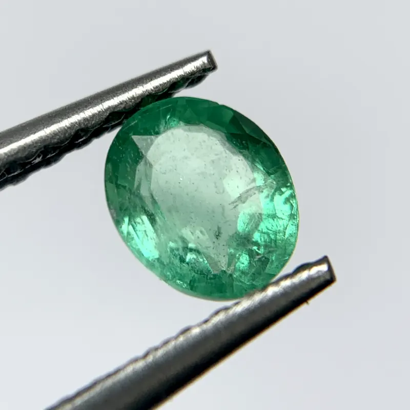 Smaragd oval, 5 x 4 x 2 mm, 0.38 ct