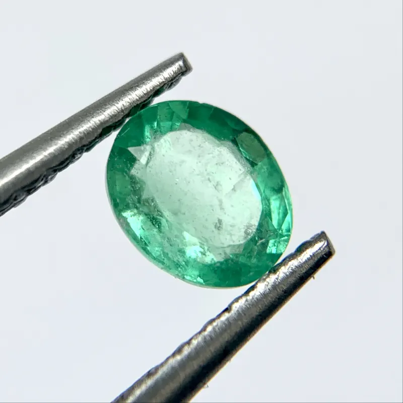 Smaragd oval, 5 x 4 x 2 mm, 0.38 ct