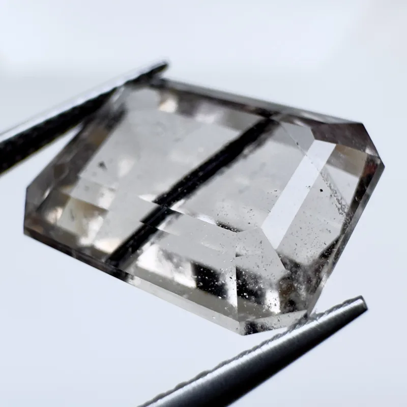 Quartz avec inclusions fum&eacute; avec Actinolite noire, 15 x 12 x 9 mm, 12.70 ct