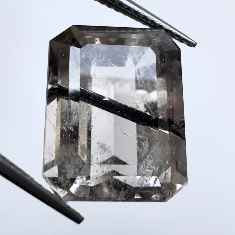 Quartz avec inclusions fum&eacute; avec Actinolite noire, 15 x 12 x 9 mm, 12.70 ct