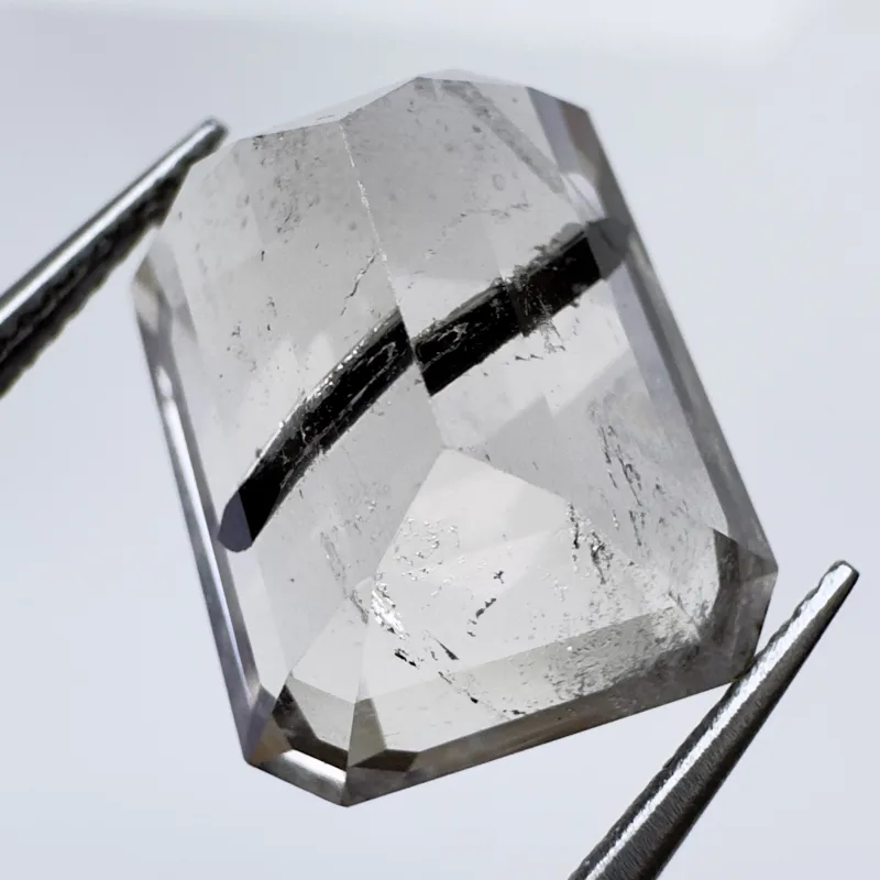 Quartz avec inclusions fum&eacute; avec Actinolite noire, 15 x 12 x 9 mm, 12.70 ct