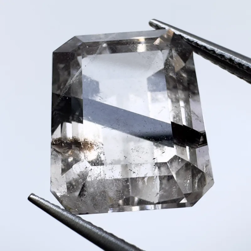 Quartz avec inclusions fum&eacute; avec Actinolite noire, 15 x 12 x 9 mm, 12.70 ct