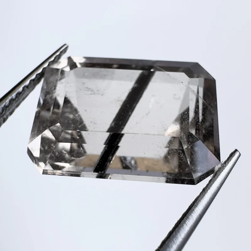 Quartz avec inclusions fum&eacute; avec Actinolite noire, 15 x 12 x 9 mm, 12.70 ct