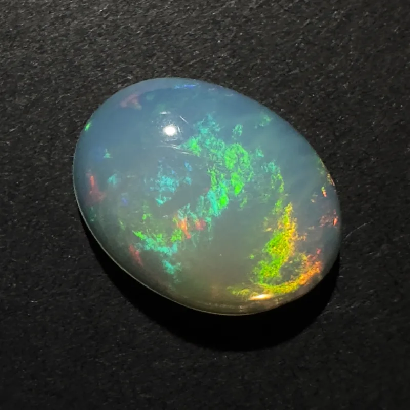 Opale &eacute;thiopienne Jeu de couleurs, cabochon ovale, 12 x 9 x 3 mm, 1,72 ct