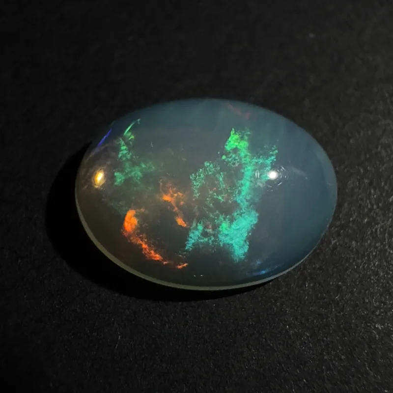 Opale &eacute;thiopienne Jeu de couleurs, cabochon ovale, 12 x 9 x 3 mm, 1,72 ct