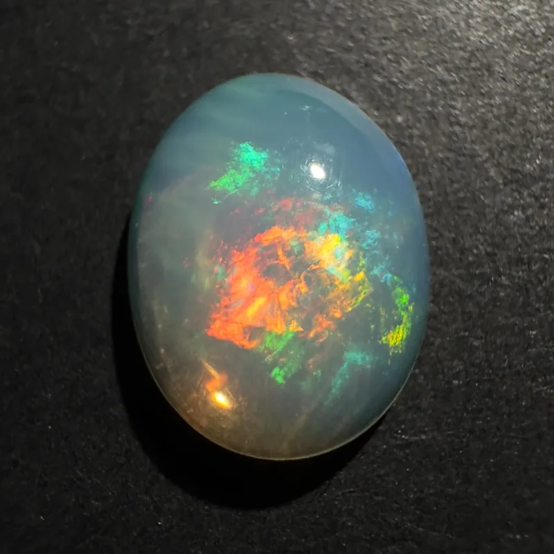 Opale &eacute;thiopienne Jeu de couleurs, cabochon ovale, 12 x 9 x 3 mm, 1,72 ct