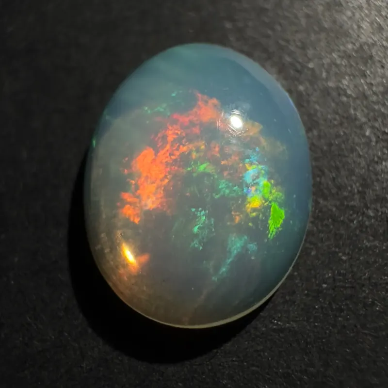 Opale &eacute;thiopienne Jeu de couleurs, cabochon ovale, 12 x 9 x 3 mm, 1,72 ct