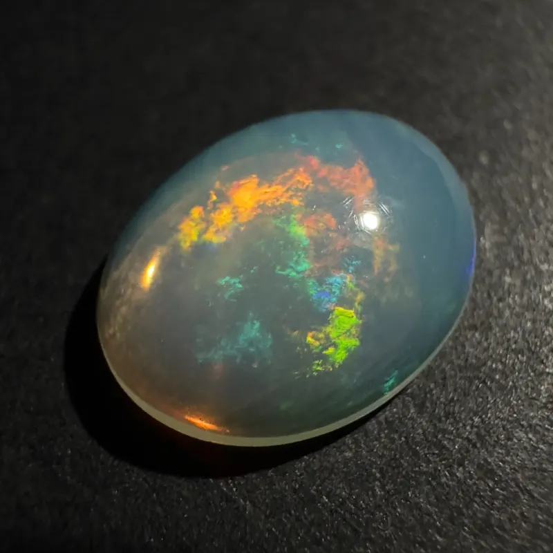 Opale &eacute;thiopienne Jeu de couleurs, cabochon ovale, 12 x 9 x 3 mm, 1,72 ct