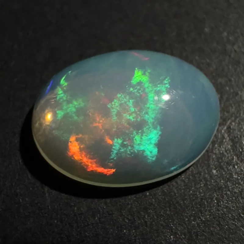 Opale &eacute;thiopienne Jeu de couleurs, cabochon ovale, 12 x 9 x 3 mm, 1,72 ct