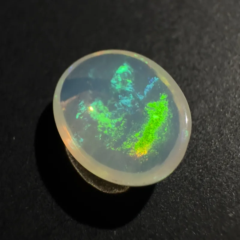 Opale &eacute;thiopienne Jeu de couleurs, cabochon ovale, 12 x 9 x 3 mm, 1,72 ct