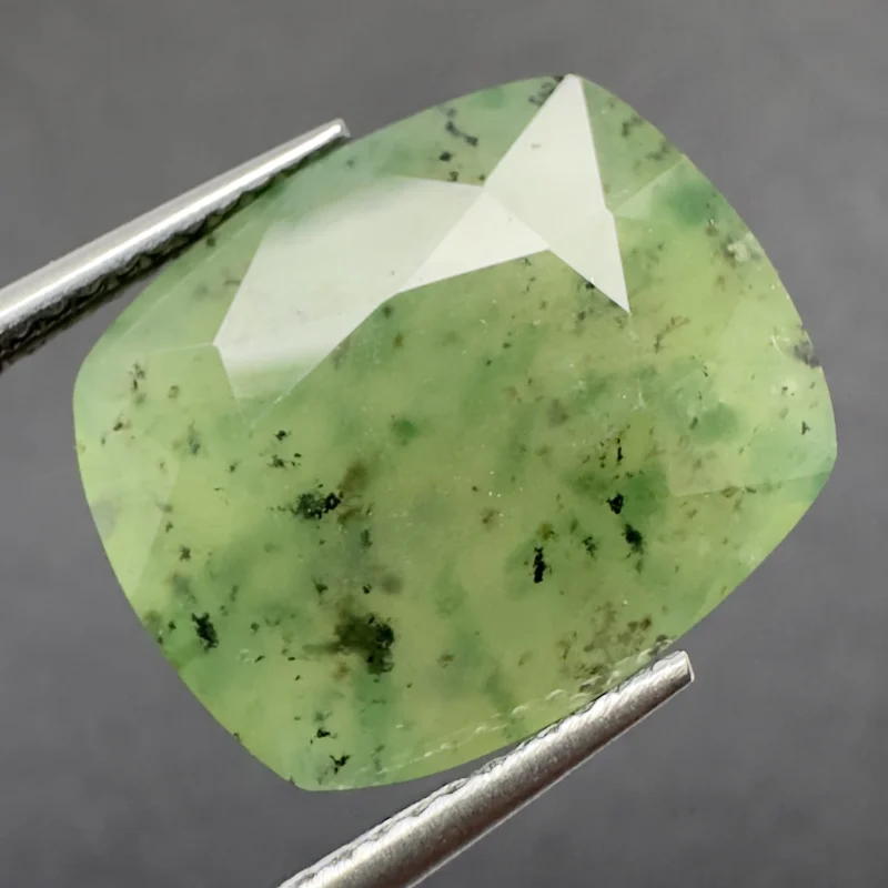Hydrogrossularer Granat Gelblich gr&uuml;n, Kissen, Pakistan, 15 x 12 x 6 mm, 9,33 ct