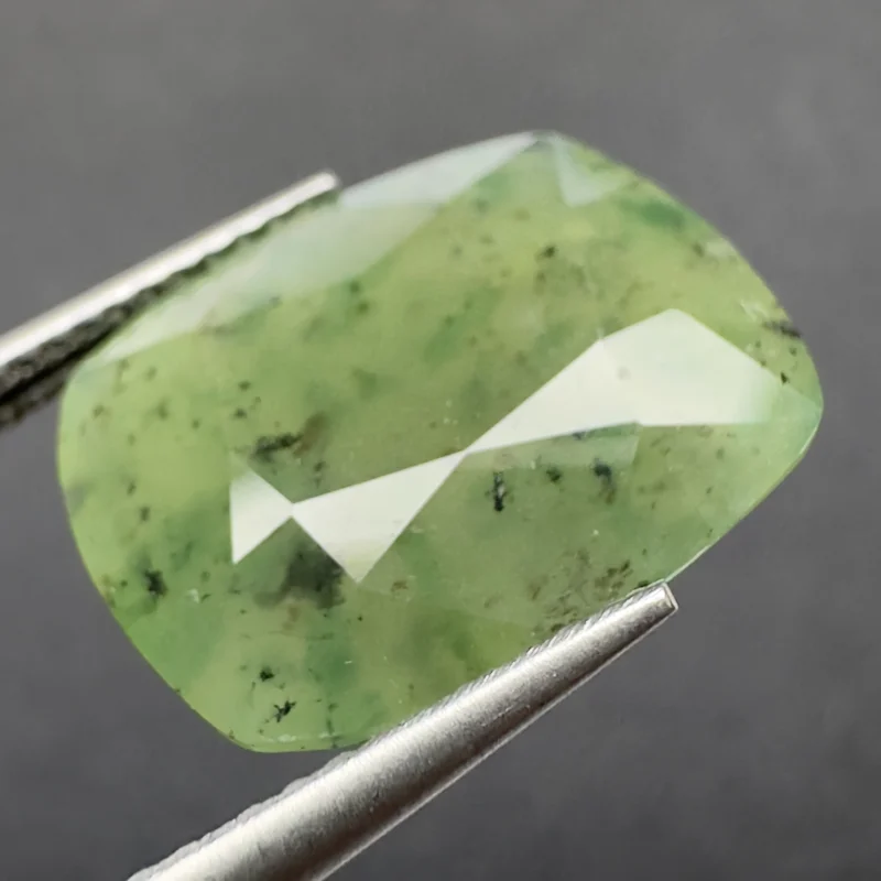 Hydrogrossularer Granat Gelblich gr&uuml;n, Kissen, Pakistan, 15 x 12 x 6 mm, 9,33 ct