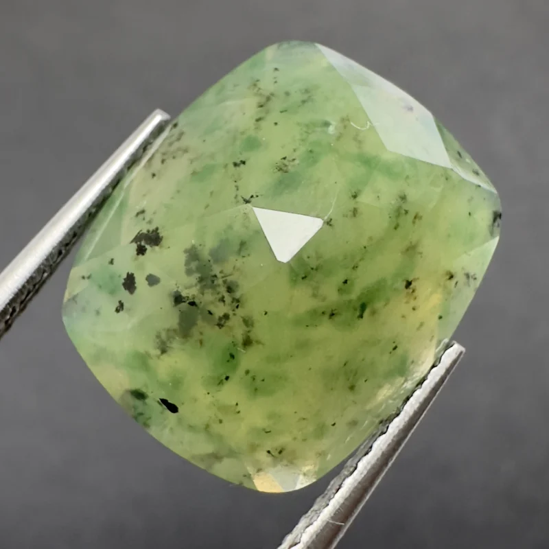 Hydrogrossularer Granat Gelblich gr&uuml;n, Kissen, Pakistan, 15 x 12 x 6 mm, 9,33 ct