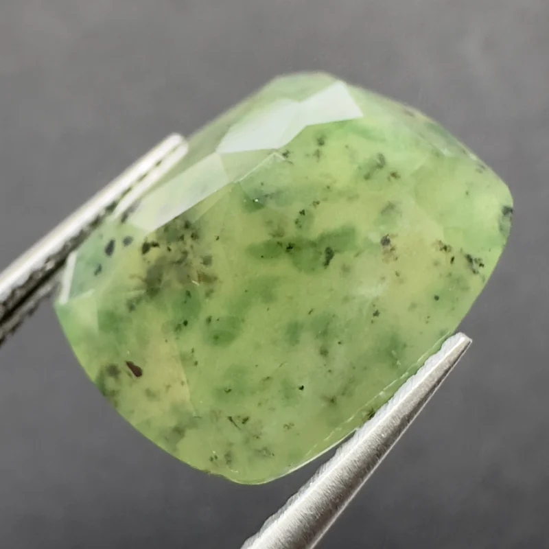 Hydrogrossularer Granat Gelblich gr&uuml;n, Kissen, Pakistan, 15 x 12 x 6 mm, 9,33 ct