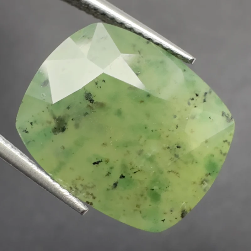 Hydrogrossularer Granat Gelblich gr&uuml;n, Kissen, Pakistan, 15 x 12 x 6 mm, 9,33 ct