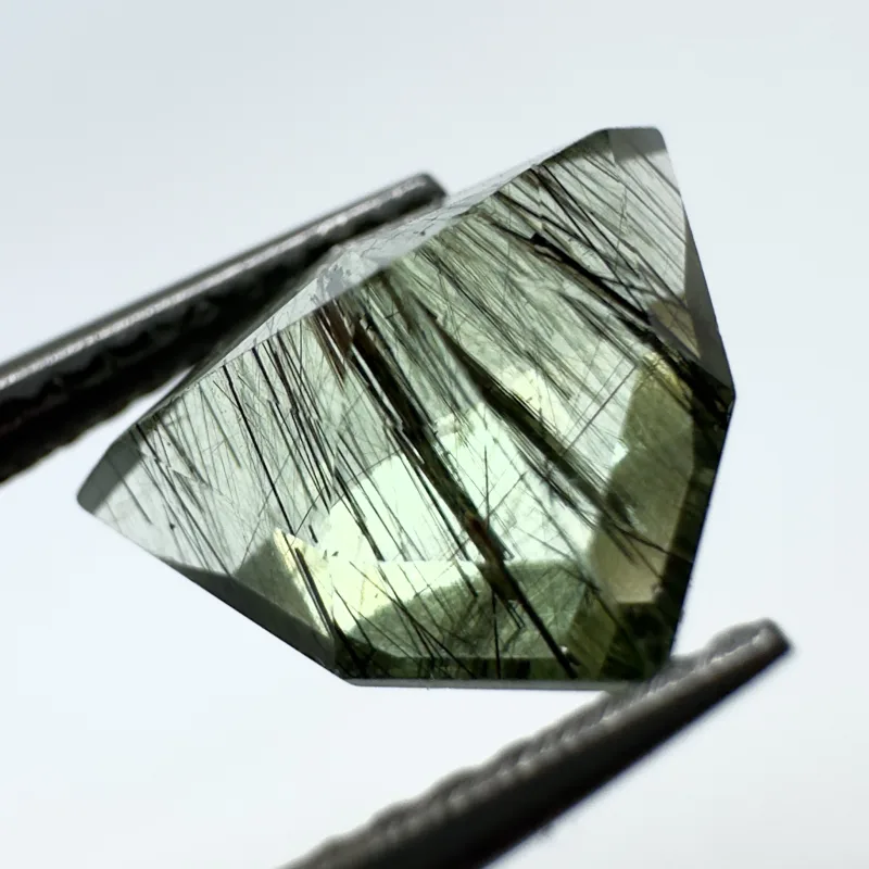 Peridot  Gr&uuml;n mit schwarzem Rutil, Dreieck Fantasy, Pakistan, 11 x 8 x 6 mm, 3,25 ct