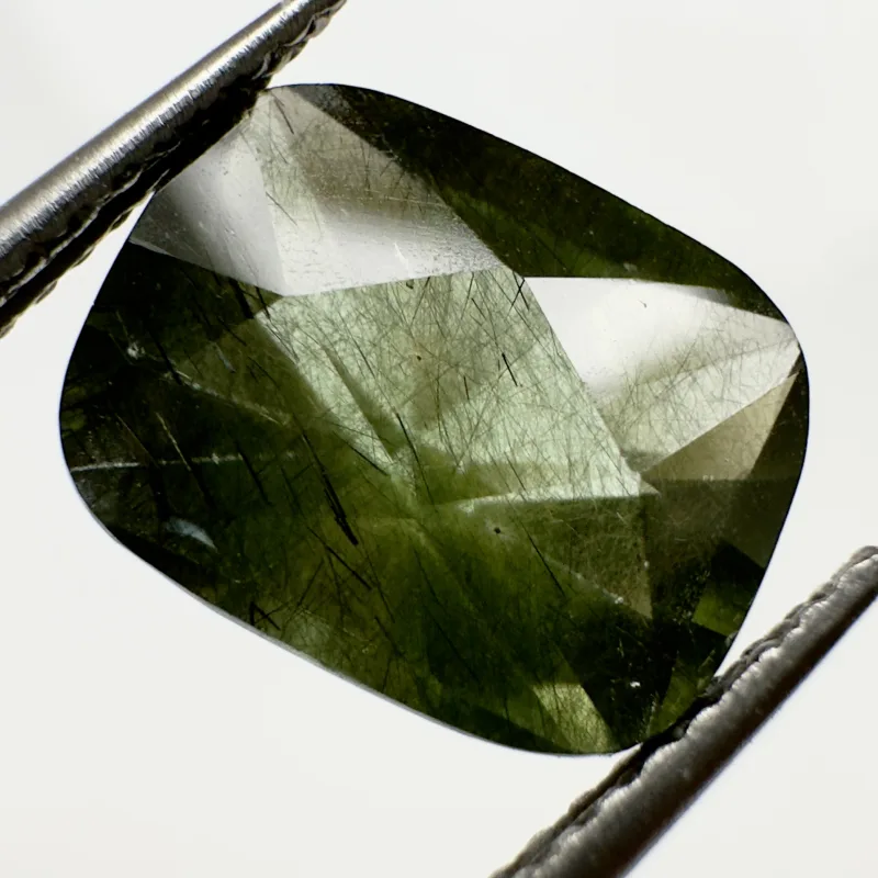 Peridot  Gr&uuml;n mit schwarzem Rutil, Kissen, Pakistan, 10 x 8 x 6 mm, 4,07 ct
