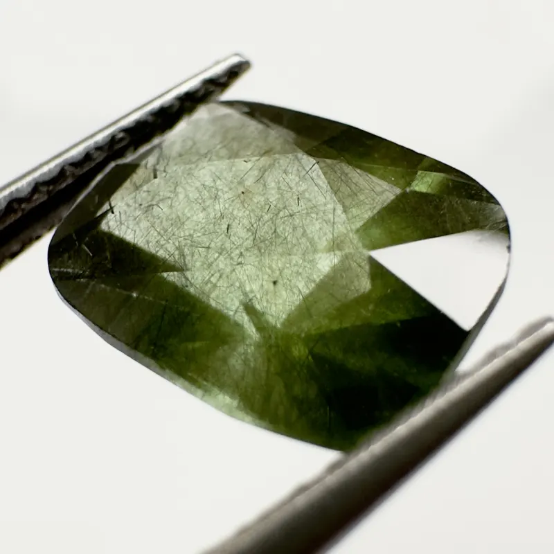 Peridot  Gr&uuml;n mit schwarzem Rutil, Kissen, Pakistan, 10 x 8 x 6 mm, 4,07 ct
