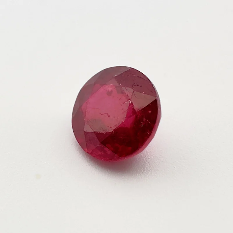 Rubis trait&eacute; rouge, ronde, Madagascar, 6 x 6 mm, 1.88 ct