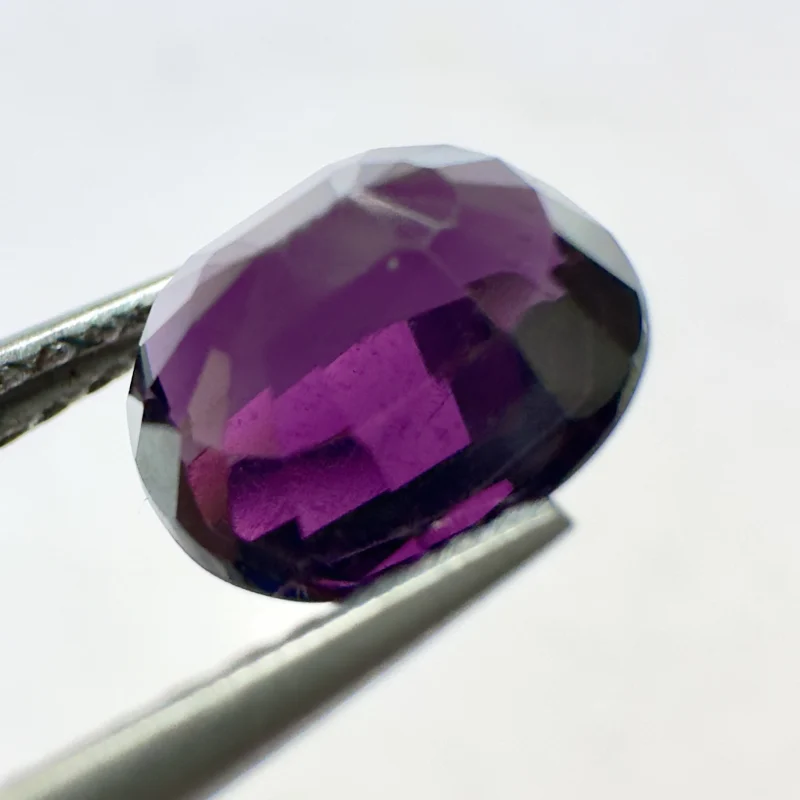Spinelle violet, ovale, Madagascar, 7 x 6 x 4 mm, 1.97 ct, VS
