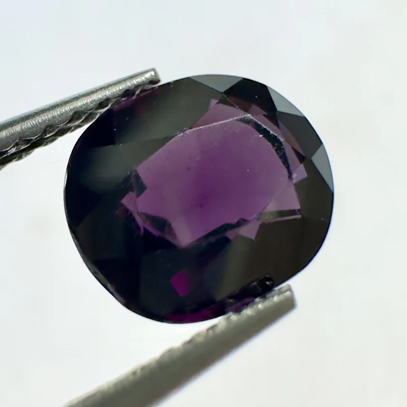 Spinelle violet, ovale, Madagascar, 7 x 6 x 4 mm, 1.97 ct, VS