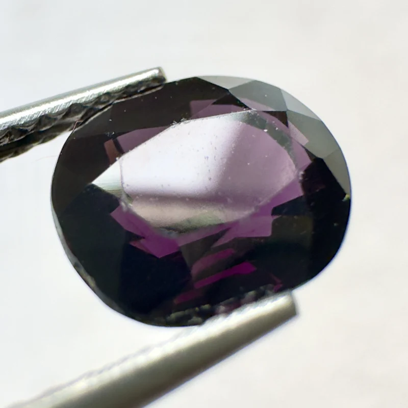 Spinelle violet, ovale, Madagascar, 7 x 6 x 4 mm, 1.97 ct, VS