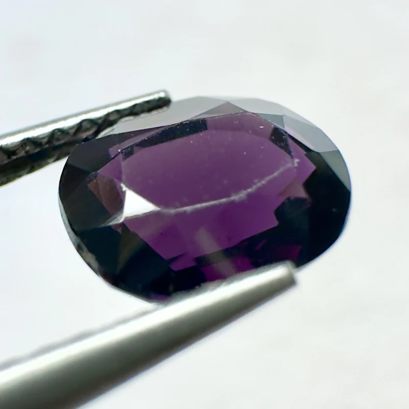 Spinelle violet, ovale, Madagascar, 7 x 6 x 4 mm, 1.97 ct, VS