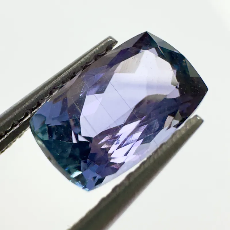 Tanzanite Pourpre verd&acirc;tre, coussin, 2,14 ct, certificat IGI