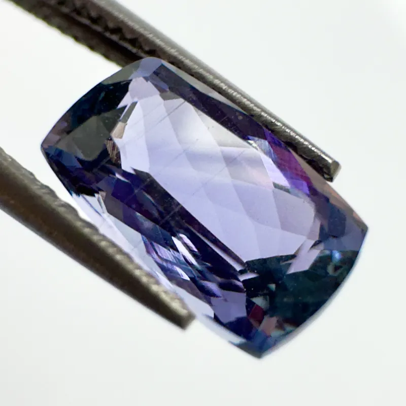 Tanzanite Pourpre verd&acirc;tre, coussin, 2,14 ct, certificat IGI