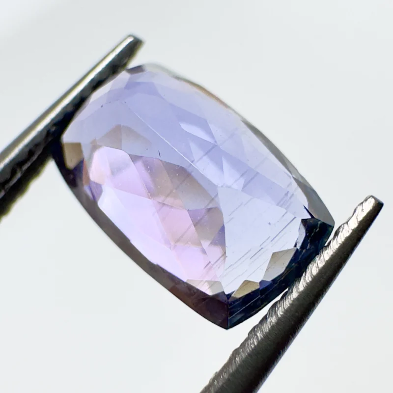 Tanzanite Pourpre verd&acirc;tre, coussin, 2,14 ct, certificat IGI