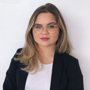 Gabriela Mandu headshot