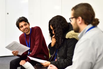 Empoderar a Comunidades Subrepresentadas a Través del Desarrollo de Habilidades y el Empleo