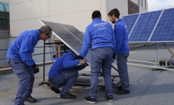 Alumnos en clase Paneles Solares