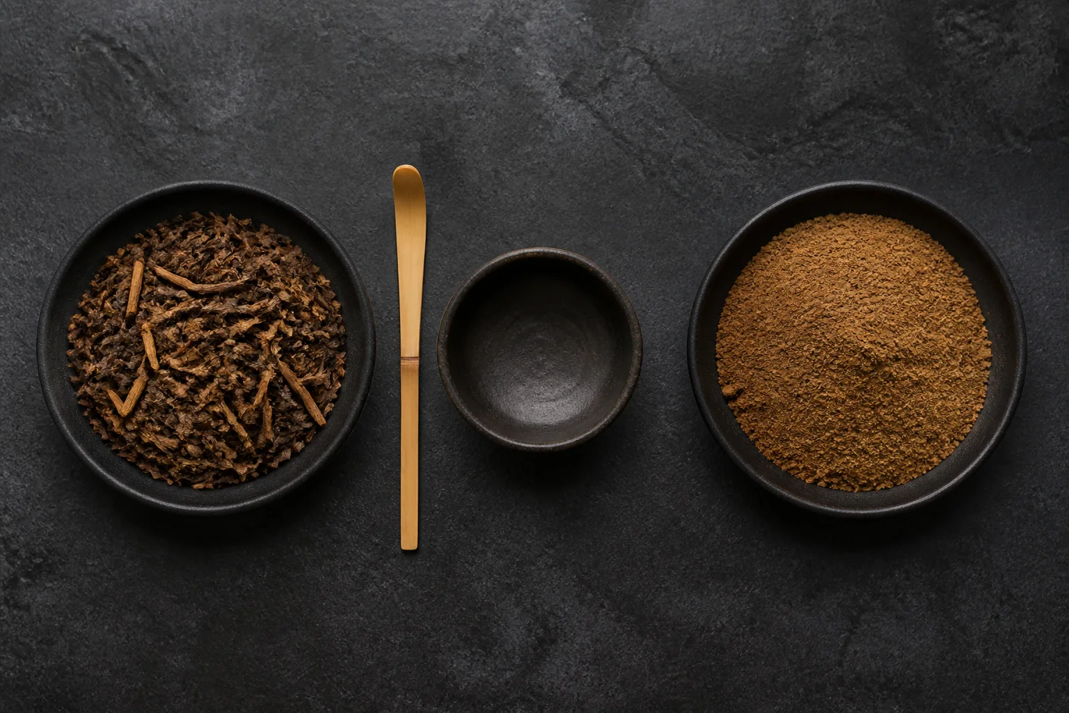 Comparaison visuelle entre feuilles de hojicha torréfiées et poudre de hojicha fine