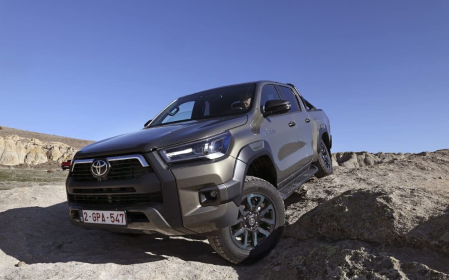 Toyotas New Hilux Hybrid 48V Is A GameChanger in Pickup Performance