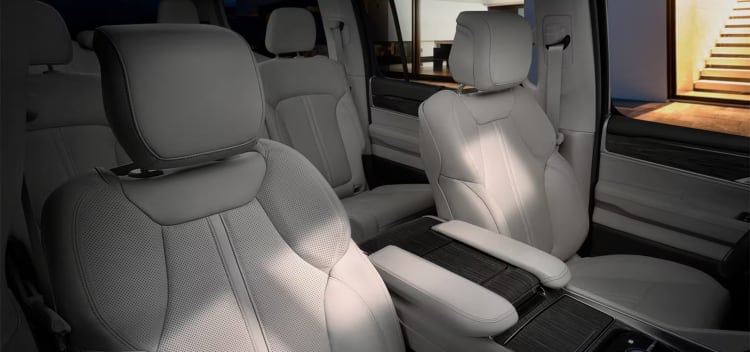 2025 Jeep Wagoneer Overland - Photo 11