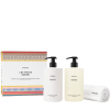 BYREDO Handpflegeset (Les Mains Suede) mit zwei Pumpflaschen à 450 ml und einem Handtuch in einer gemusterten Geschenkverpackung.