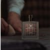 Cologne av Truefitt & Hill (Huntsman) i frostad fyrkantig flaska med rutigt etikett, guldkork, 100ml, hand i bakgrunden