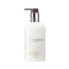 Molton Brown (Sunlit Clementine & Vetiver) kroppslotion, vit pumpflaska med silver- och brunaccenter, 300 ml.