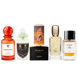 Afrikaans eau de parfum med röd flaska, Penhaligon's Halfeti i en klar flaska, Floraïku i svart flaska, Plume med guldtoppad flaska, Eight & Bob i klar flaska.